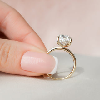 Bague de fiançailles solitaire allongée en forme de coussin de 4,50 ct avec halo caché en moissanite et diamant 