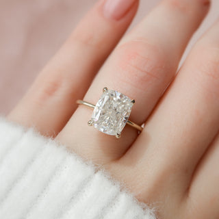 Bague de fiançailles en moissanite de style solitaire taille coussin de 4,5 ct