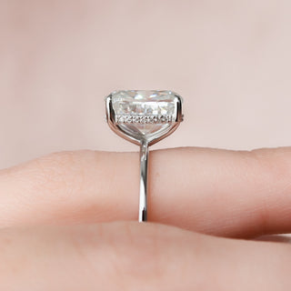 Bague de fiançailles solitaire en moissanite taille coussin allongée de 6,0 ct avec halo caché 