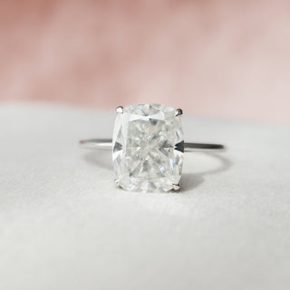 Bague de fiançailles solitaire en moissanite taille coussin allongée de 6,0 ct avec halo caché 