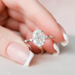 Bague de fiançailles en moissanite à taille ovale de 3,0 ct avec sertissage pavé délicat