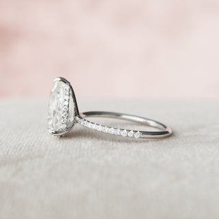 Bague de fiançailles avec halo caché en diamants et moissanite en forme de poire de 2,50 ct 