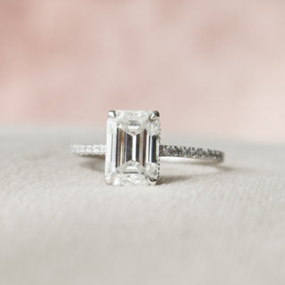 Bague de fiançailles en moissanite avec halo caché et pavé de 3,0 ct taille émeraude