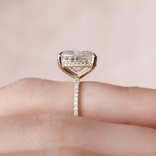 Anillo de compromiso con moissanita estilo halo oculto y pavé de 4,50 quilates