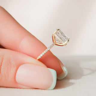 Bague de fiançailles en moissanite de style coussin pavé et halo caché de 4,50 ct