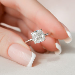 Bague de fiançailles solitaire en moissanite taille coussin 3,0 ct avec halo caché 