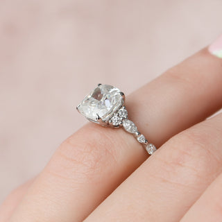 Bague de fiançailles à quatre griffes avec moissanite en grappe coussin de 3,50 ct