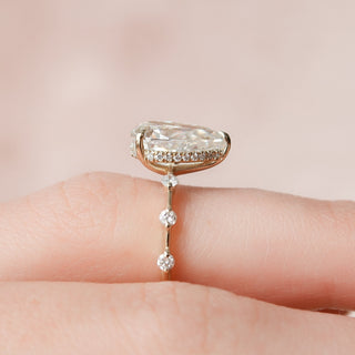 Bague de fiançailles en forme de poire avec halo caché en moissanite et diamants pavés de petite taille de 2,0 ct 