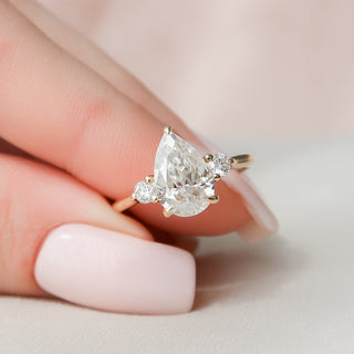 Bague de fiançailles à trois pierres en moissanite en forme de poire de 2,0 ct