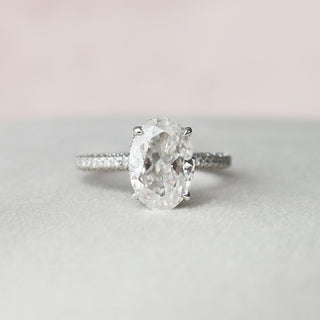 Bague de fiançailles en moissanite avec solitaire ovale et sertissage pavé de 3,0 ct