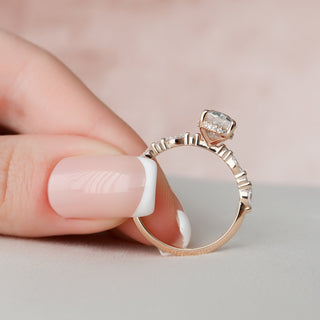 Anillo de compromiso con halo oculto de moissanita de forma ovalada de 1,5 quilates