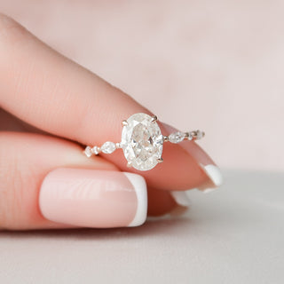 Bague de fiançailles avec halo caché en moissanite de forme ovale de 1,5 ct