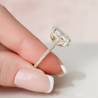 Bague de fiançailles en moissanite à taille ovale et sertie de pavés de 5,0 ct