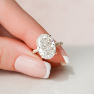 Bague de fiançailles pavée sur trois côtés avec halo caché en moissanite à taille ovale de 5,0 ct 