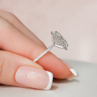 Anillo de compromiso pavé de diamantes y moissanita con halo radiante de 5,0 quilates para mujer