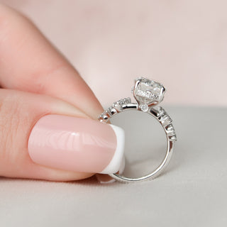 Anillo de compromiso con racimo de diamantes de moissanita con halo oculto de corte ovalado de 2,0 CT a 4,0 CT