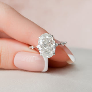 Bague de fiançailles ovale délicate en moissanite pavée de 5,0 ct