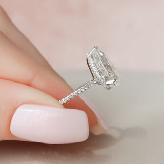 Anillo de compromiso pavé de diamantes de moissanita con halo oculto en forma de pera de 3,0 quilates para mujer