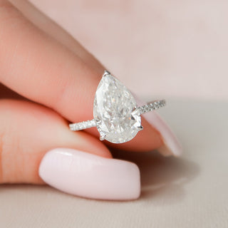 Bague de fiançailles en moissanite avec halo caché et pavé en forme de poire de 3,0 ct