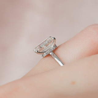 Anillo de compromiso con moissanita con halo oculto y corte esmeralda de 2,0 CT a 4,0 CT