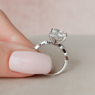 Bague de fiançailles en moissanite à sertissage pavé délicat et coussin de 5,0 ct