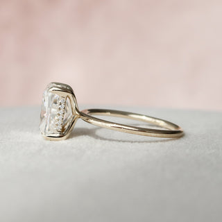 Anillo de compromiso con halo oculto de diamante moissanita solitario de talla cojín alargada de 4,50 quilates 