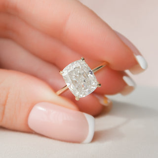 Bague de fiançailles solitaire allongée en forme de coussin de 4,50 ct avec halo caché en moissanite et diamant 