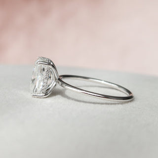 Bague de fiançailles solitaire en moissanite taille coussin allongée de 6,0 ct avec halo caché 