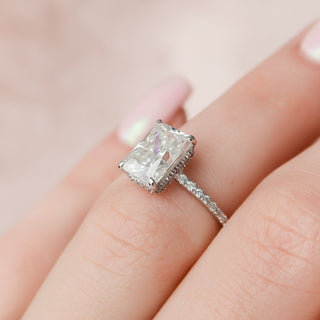 Bague de fiançailles en moissanite avec pavé radiant et halo caché de 2,5 ct