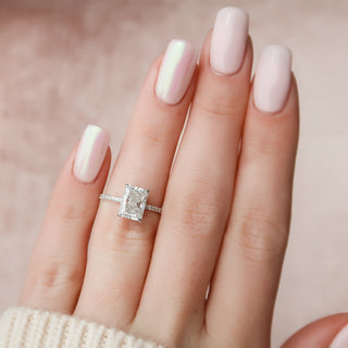 Bague de fiançailles en moissanite avec pavé radiant et halo caché de 2,5 ct