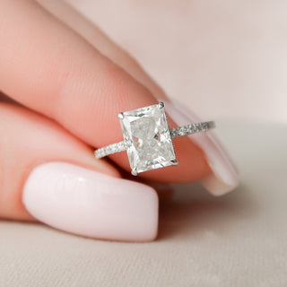 Bague de fiançailles en moissanite avec pavé radiant et halo caché de 2,5 ct