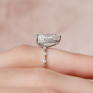 Anillo de compromiso pavé de diamantes y moissanita con halo oculto en forma de pera de 3,50 quilates