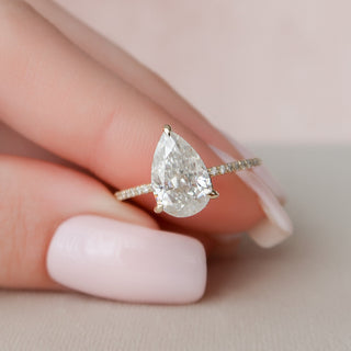 Bague de fiançailles en moissanite taille poire de 2,5 ct avec pavé et halo caché