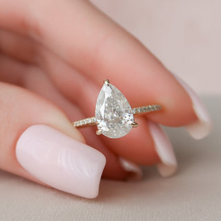 Bague de fiançailles en moissanite taille poire de 2,5 ct avec pavé et halo caché