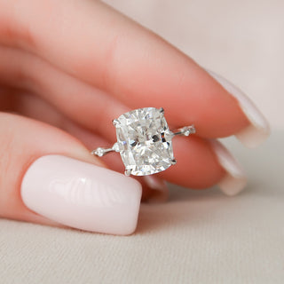 Bague de fiançailles avec solitaire coussin de 5,0 ct et pavé délicat de moissanite