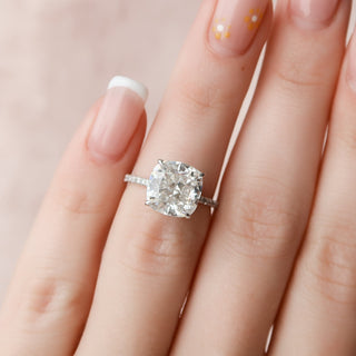 Bague de fiançailles en moissanite avec halo caché et pavé de 4,5 ct