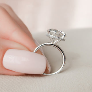 Bague de fiançailles en moissanite solitaire à taille ronde de 4,5 ct et halo caché