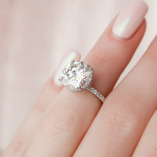 Bague de fiançailles en moissanite solitaire à taille ronde de 4,5 ct et halo caché