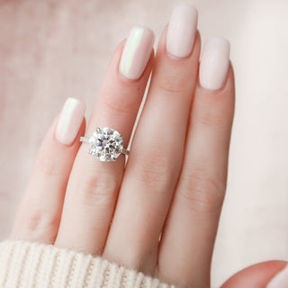 Bague de fiançailles en moissanite solitaire à taille ronde de 4,5 ct et halo caché