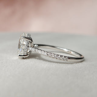 Bague de fiançailles en moissanite avec pavé ovale et halo caché de 3,0 ct