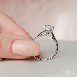 Bague de fiançailles en moissanite à taille ovale de 3,0 ct avec halo caché et monture cathédrale