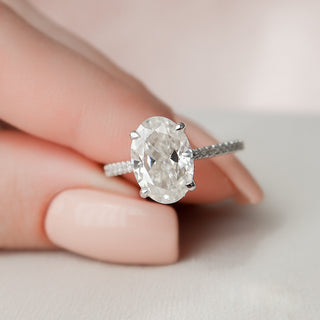 Bague de fiançailles en moissanite avec pavé ovale et halo caché de 3,0 ct