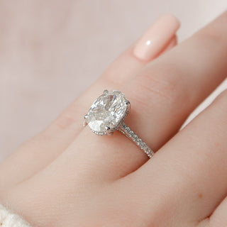 Bague de fiançailles en moissanite avec pavé ovale et halo caché de 3,0 ct