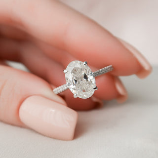 Bague de fiançailles en moissanite avec pavé ovale et halo caché de 3,0 ct