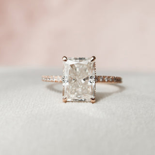 Bague de fiançailles en moissanite avec pavé radiant et halo caché de 3,0 ct