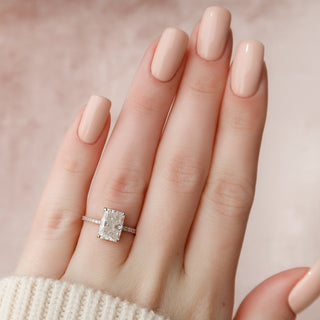 Bague de fiançailles en moissanite avec pavé radiant et halo caché de 3,0 ct