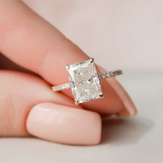 Bague de fiançailles en moissanite avec pavé radiant et halo caché de 3,0 ct