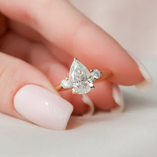 Bague de fiançailles à trois pierres en moissanite en forme de poire de 2,0 ct