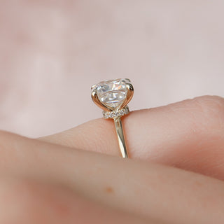 Bague de fiançailles avec halo caché en moissanite en forme de coussin de 2,0 ct