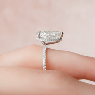 Anillo de compromiso con diamantes de moissanita con halo oculto y corte de pera de 3,0 quilates 